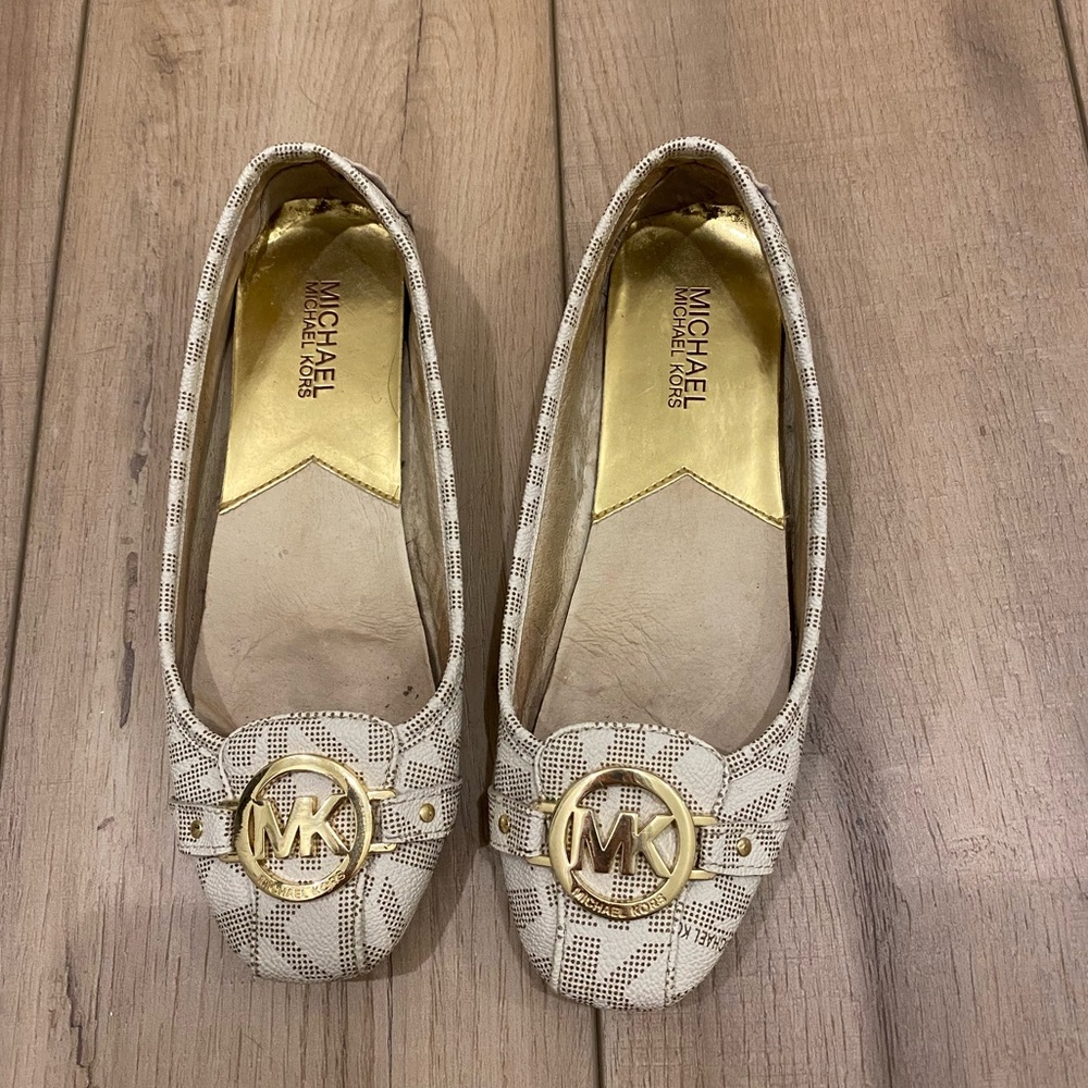 Size 7 women’s shoes.
